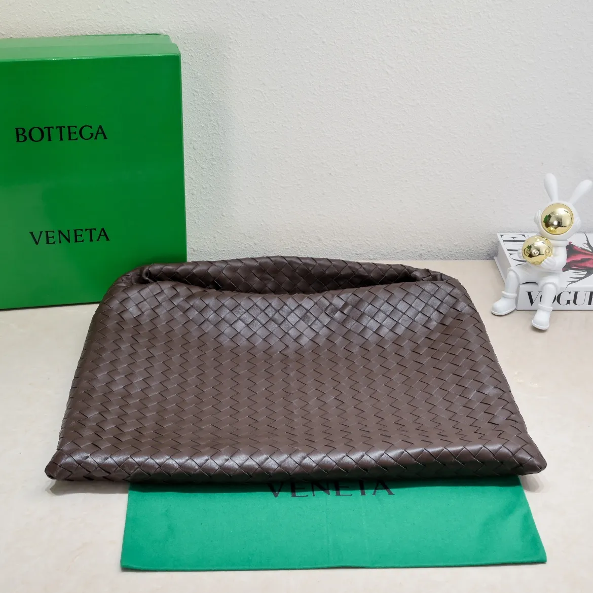 Batch 2160 #Bv New large HOP bag, the bag body and handles are made of a whole piece of woven leather. The bag body is soft and lazy. Hop symbolizes the praise of innovation and eternal craftsmanship [love]. The pyramid silhouette combines practicality and fashion. Modern and casual, the bag mouth is double-sided closed design, more convenient and safe! The cowhide texture also makes the bag more wear-resistant and durable. A must-have for fashionable ladies who like minimalism yet comfortable and casual! Size: 54x24x13, Model: 3970#